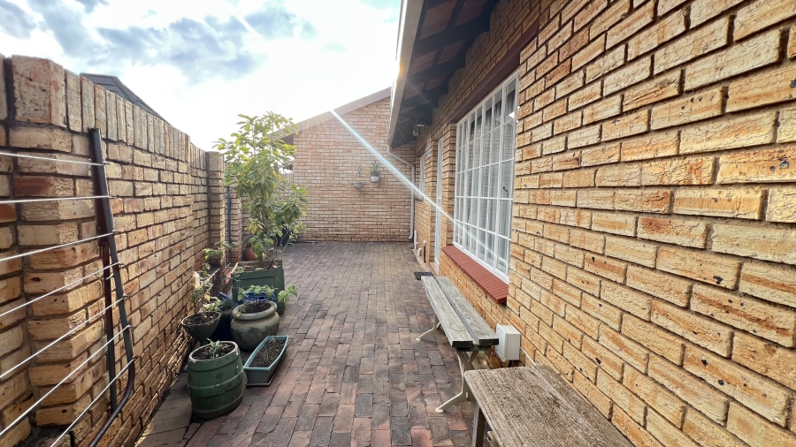 3 Bedroom Property for Sale in Noordheuwel Gauteng