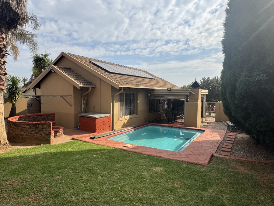 3 Bedroom Property for Sale in Thatchfield Estate Gauteng