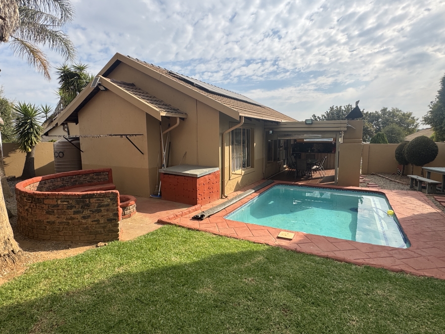 3 Bedroom Property for Sale in Thatchfield Estate Gauteng