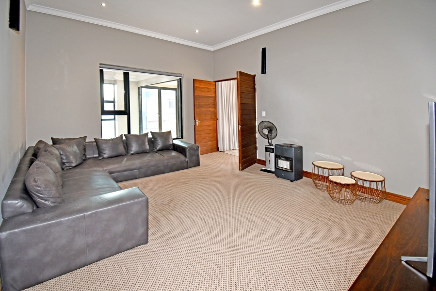 5 Bedroom Property for Sale in Copperleaf Estate Gauteng