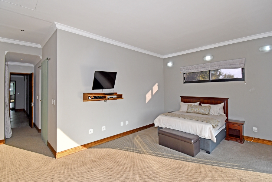 5 Bedroom Property for Sale in Copperleaf Estate Gauteng