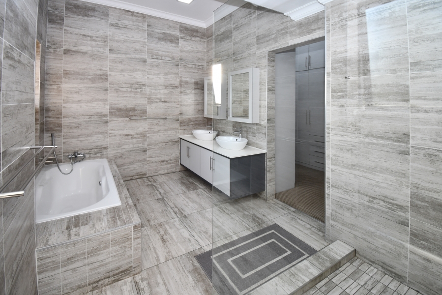 5 Bedroom Property for Sale in Copperleaf Estate Gauteng