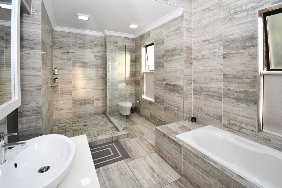 5 Bedroom Property for Sale in Copperleaf Estate Gauteng
