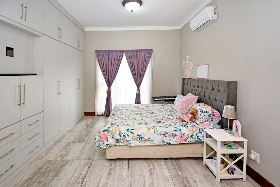 5 Bedroom Property for Sale in Copperleaf Estate Gauteng