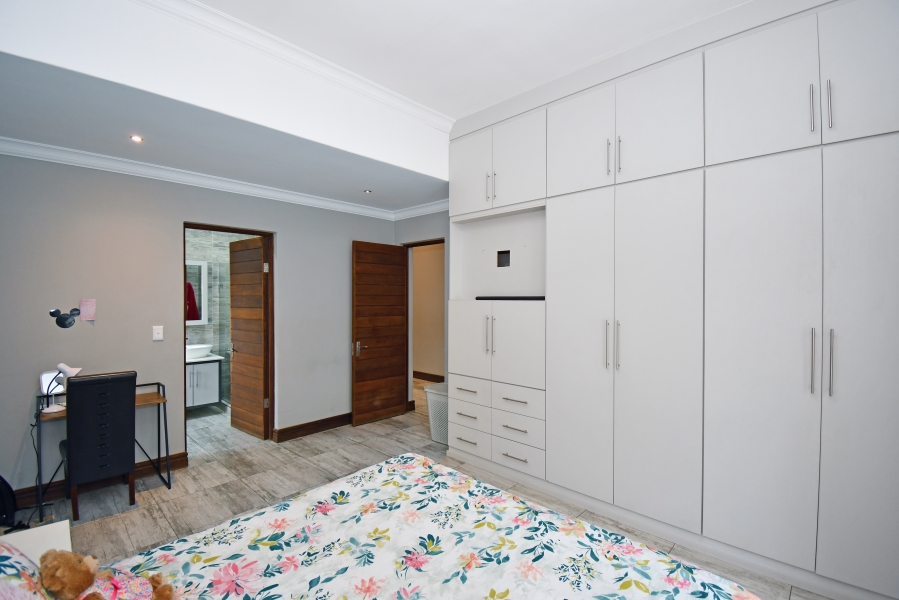 5 Bedroom Property for Sale in Copperleaf Estate Gauteng