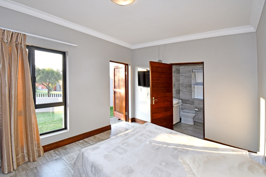 5 Bedroom Property for Sale in Copperleaf Estate Gauteng
