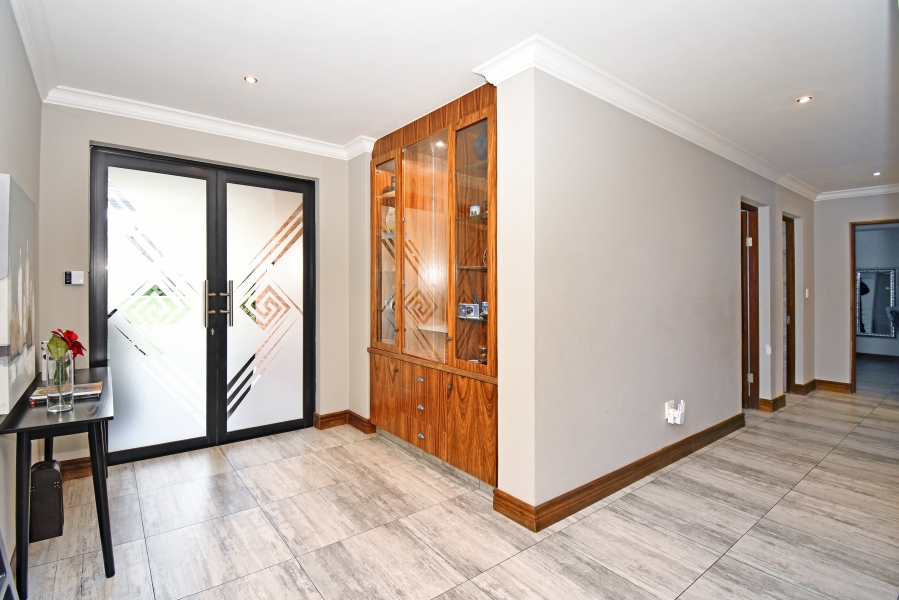 5 Bedroom Property for Sale in Copperleaf Estate Gauteng
