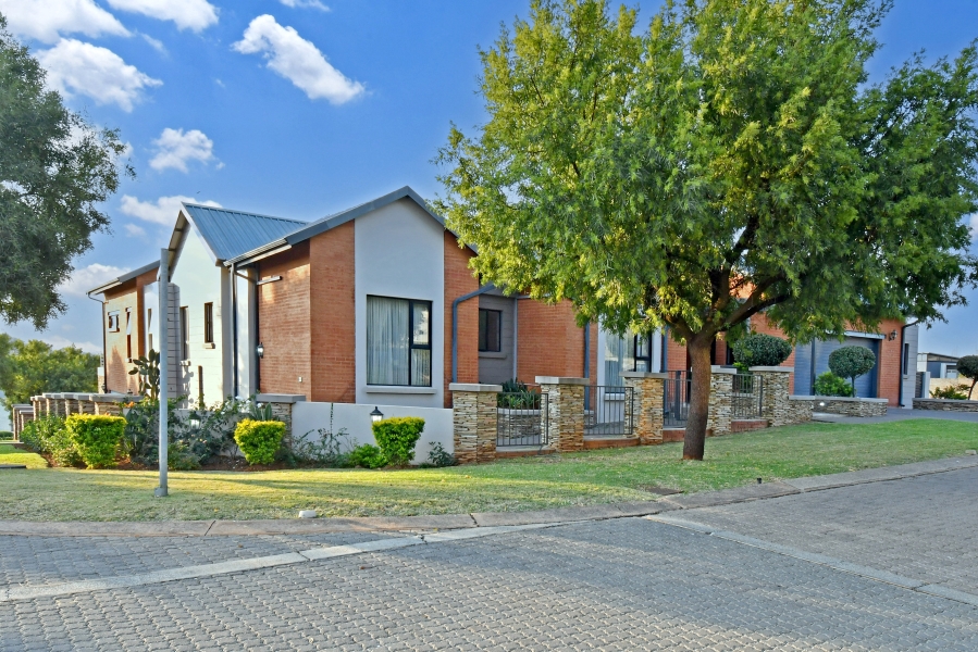 5 Bedroom Property for Sale in Copperleaf Estate Gauteng
