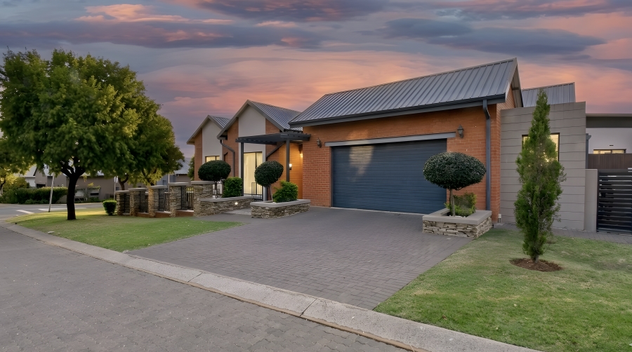 5 Bedroom Property for Sale in Copperleaf Estate Gauteng