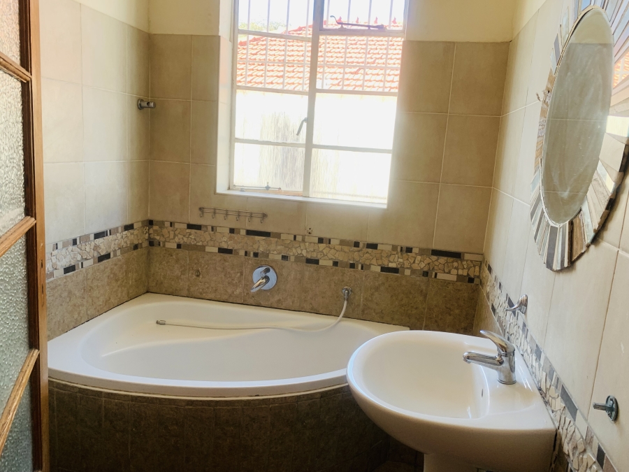 To Let 3 Bedroom Property for Rent in Orange Grove Gauteng