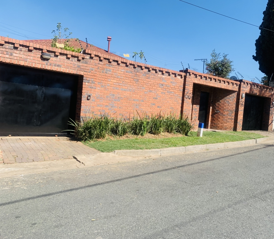 To Let 3 Bedroom Property for Rent in Orange Grove Gauteng