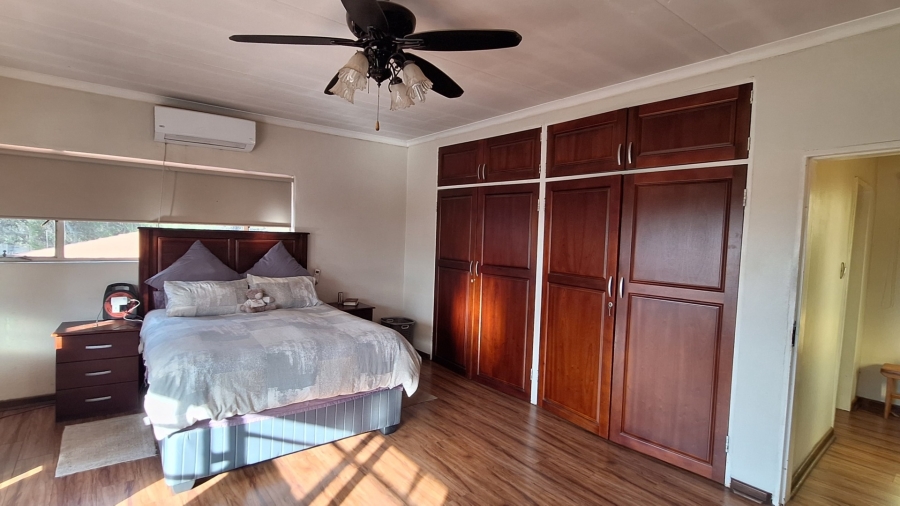 4 Bedroom Property for Sale in Lamontpark Gauteng