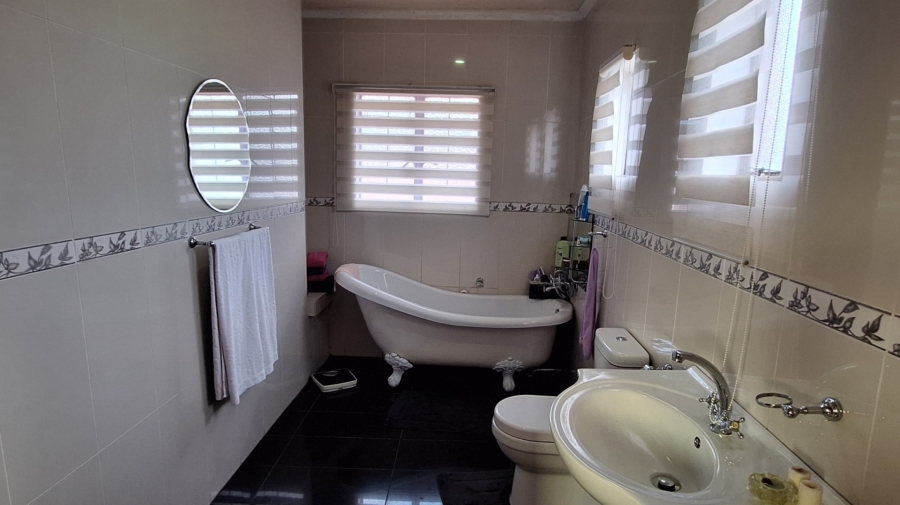 4 Bedroom Property for Sale in Lamontpark Gauteng
