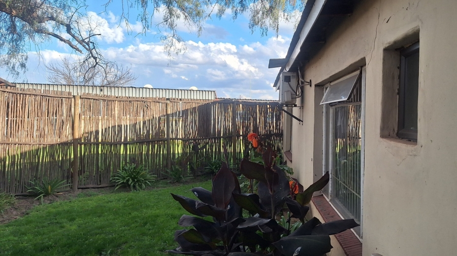 4 Bedroom Property for Sale in Lamontpark Gauteng