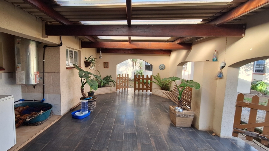 4 Bedroom Property for Sale in Lamontpark Gauteng