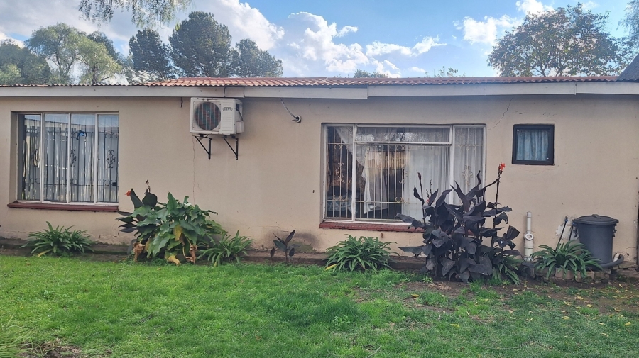 4 Bedroom Property for Sale in Lamontpark Gauteng