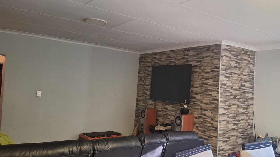 4 Bedroom Property for Sale in Lamontpark Gauteng