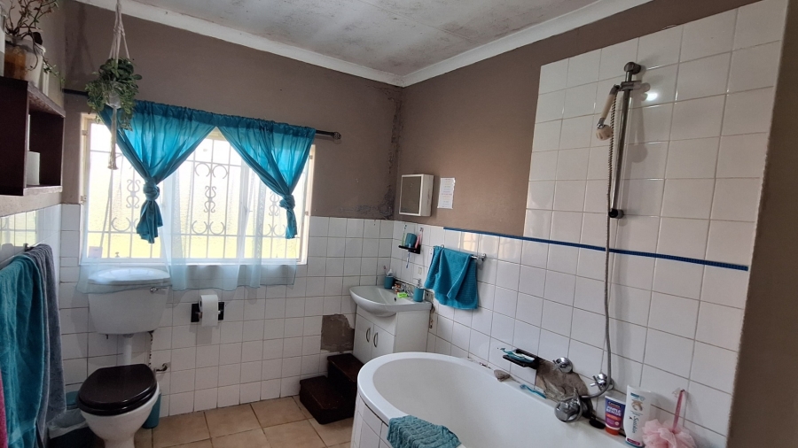 4 Bedroom Property for Sale in Lamontpark Gauteng