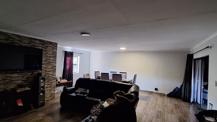 4 Bedroom Property for Sale in Lamontpark Gauteng