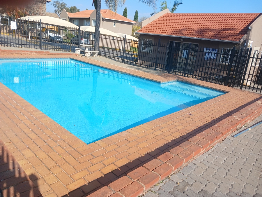 2 Bedroom Property for Sale in Die Hoewes Gauteng