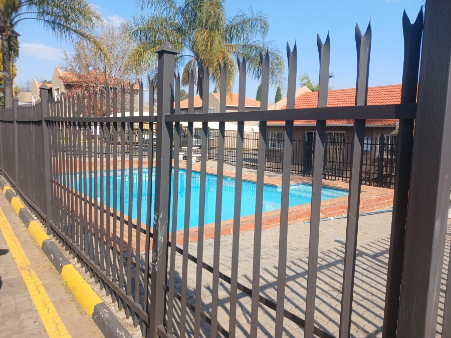 2 Bedroom Property for Sale in Die Hoewes Gauteng