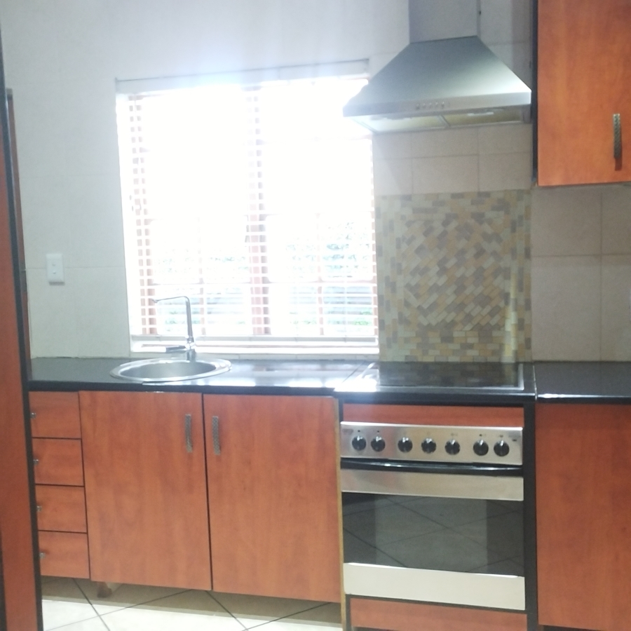 To Let 7 Bedroom Property for Rent in Mondeor Gauteng