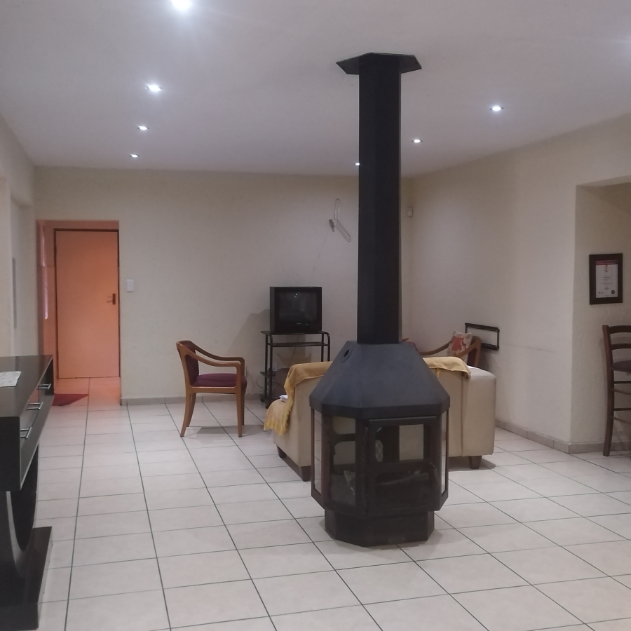 To Let 7 Bedroom Property for Rent in Mondeor Gauteng