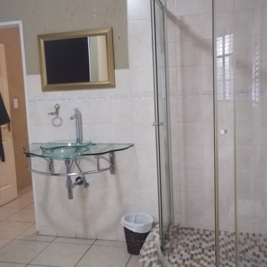 To Let 7 Bedroom Property for Rent in Mondeor Gauteng