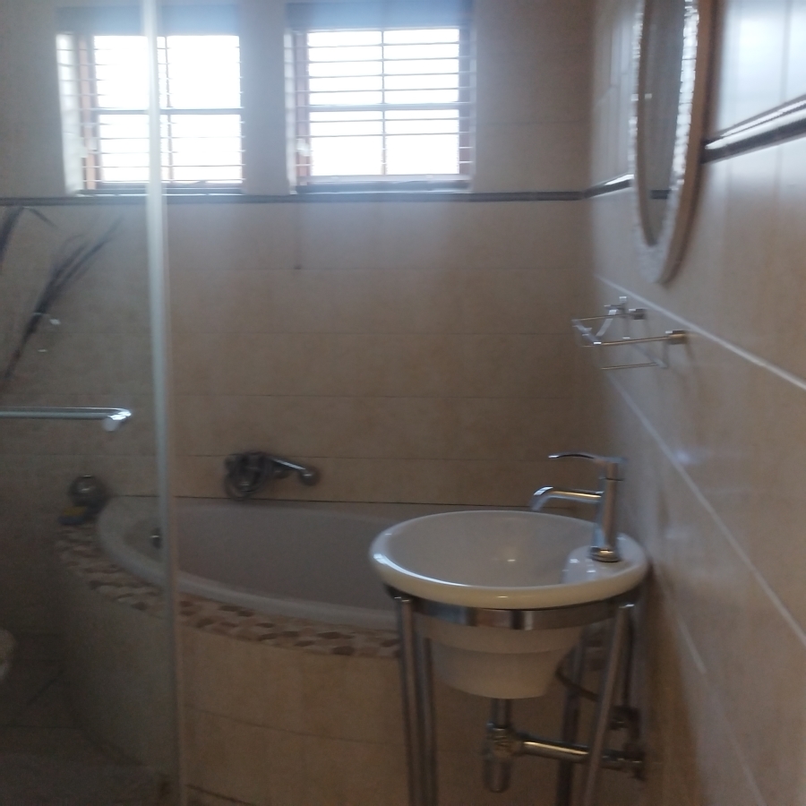 To Let 7 Bedroom Property for Rent in Mondeor Gauteng