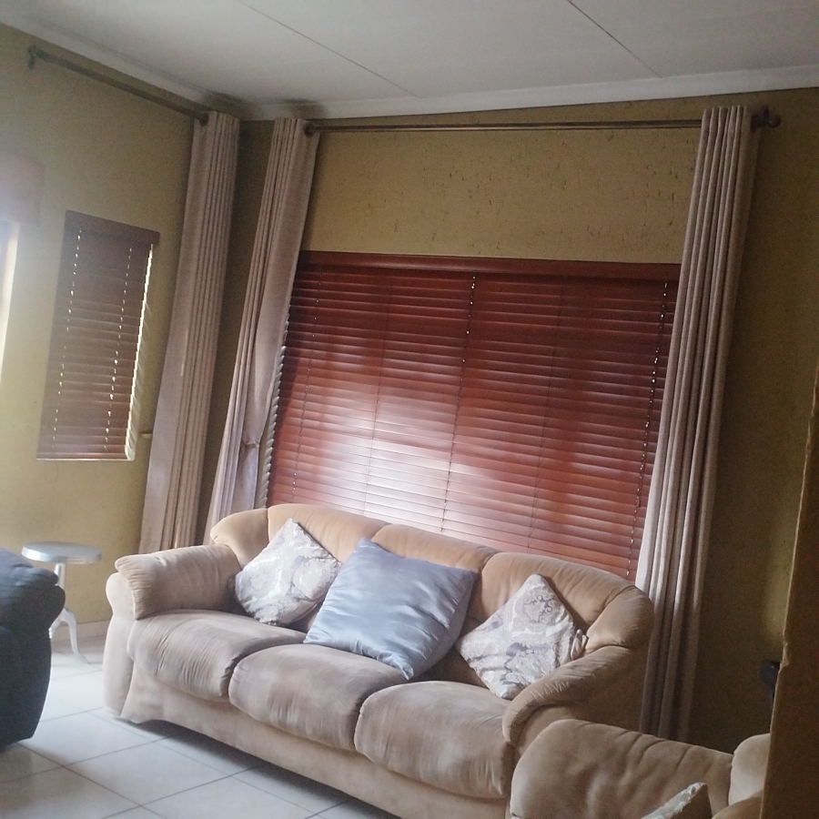 To Let 7 Bedroom Property for Rent in Mondeor Gauteng