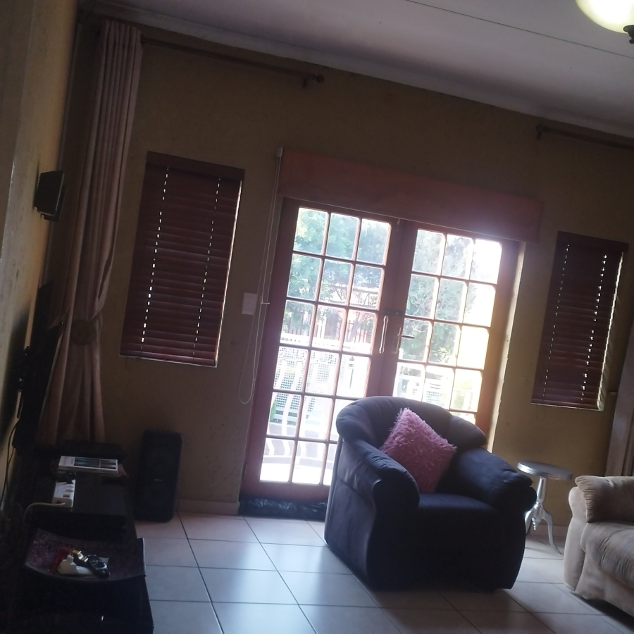 To Let 7 Bedroom Property for Rent in Mondeor Gauteng