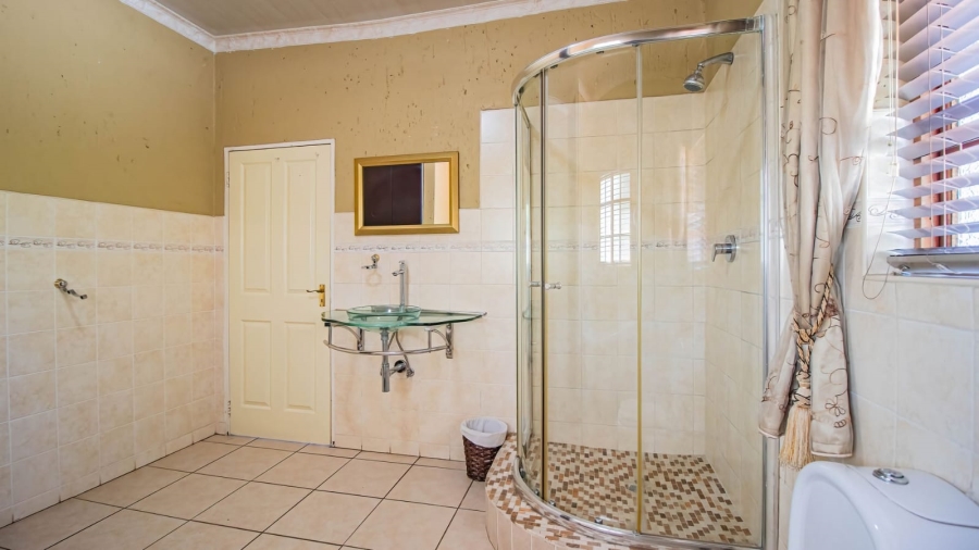 To Let 7 Bedroom Property for Rent in Mondeor Gauteng