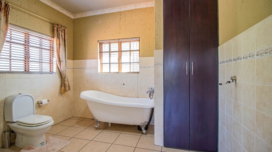 To Let 7 Bedroom Property for Rent in Mondeor Gauteng