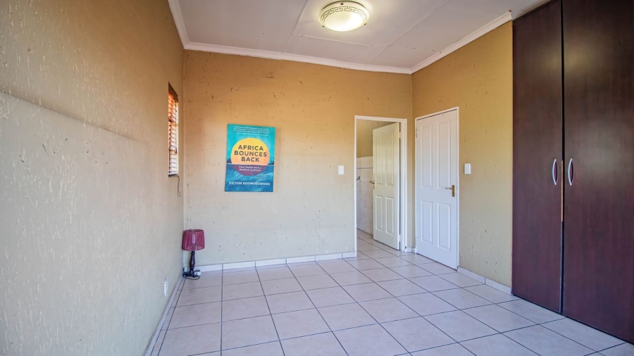 To Let 7 Bedroom Property for Rent in Mondeor Gauteng