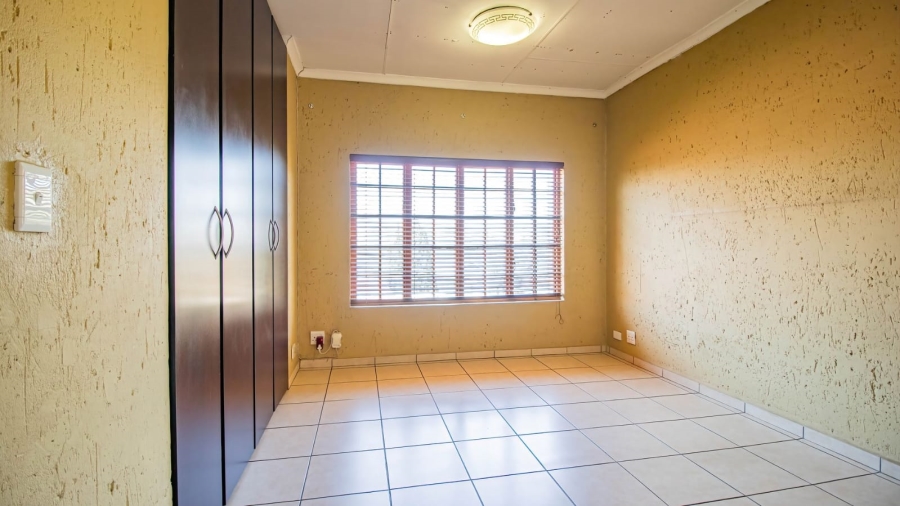 To Let 7 Bedroom Property for Rent in Mondeor Gauteng