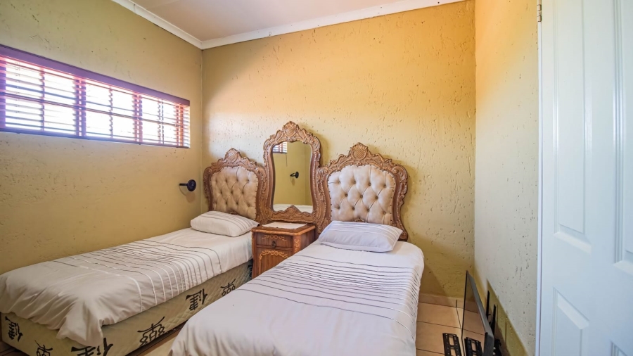 To Let 7 Bedroom Property for Rent in Mondeor Gauteng