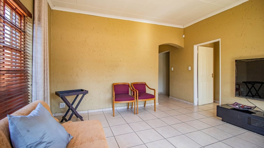 To Let 7 Bedroom Property for Rent in Mondeor Gauteng