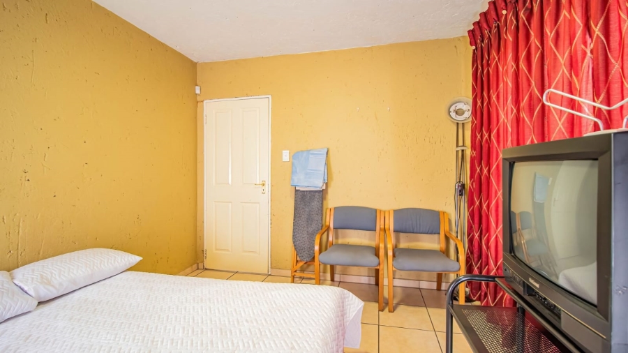 To Let 7 Bedroom Property for Rent in Mondeor Gauteng