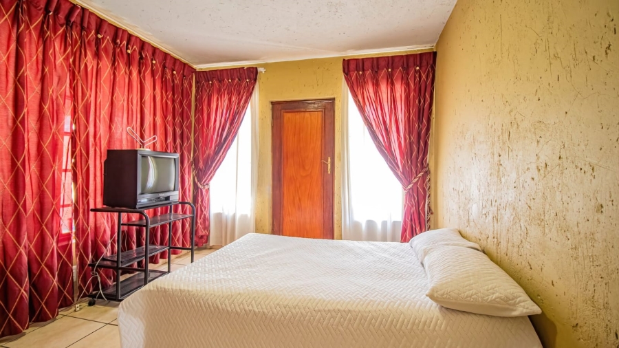 To Let 7 Bedroom Property for Rent in Mondeor Gauteng