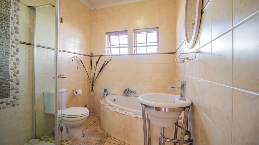 To Let 7 Bedroom Property for Rent in Mondeor Gauteng