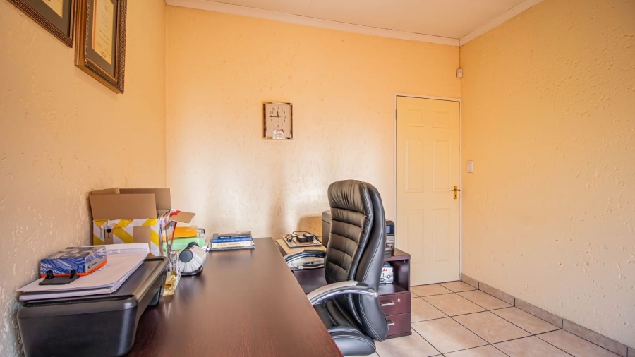 To Let 7 Bedroom Property for Rent in Mondeor Gauteng