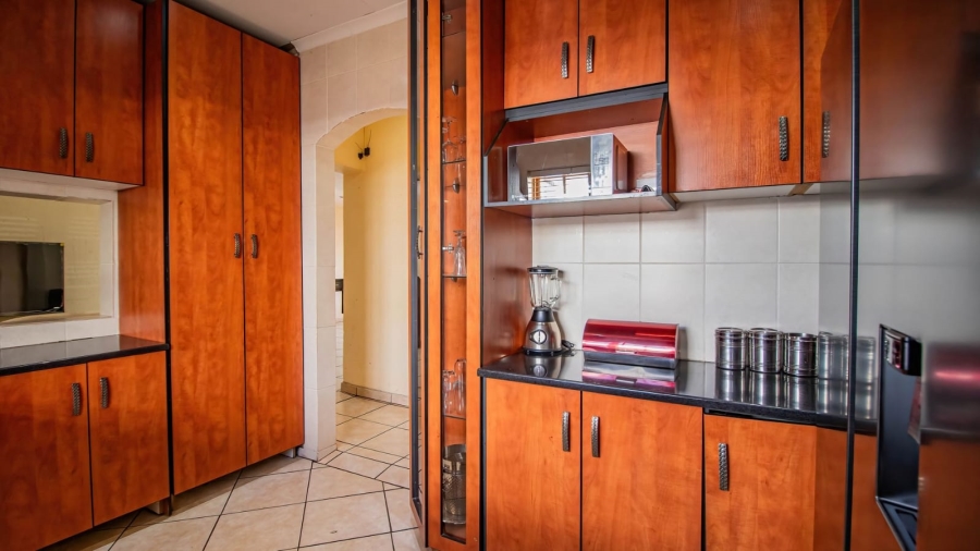 To Let 7 Bedroom Property for Rent in Mondeor Gauteng