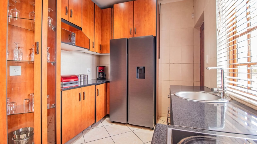 To Let 7 Bedroom Property for Rent in Mondeor Gauteng
