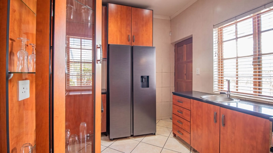 To Let 7 Bedroom Property for Rent in Mondeor Gauteng