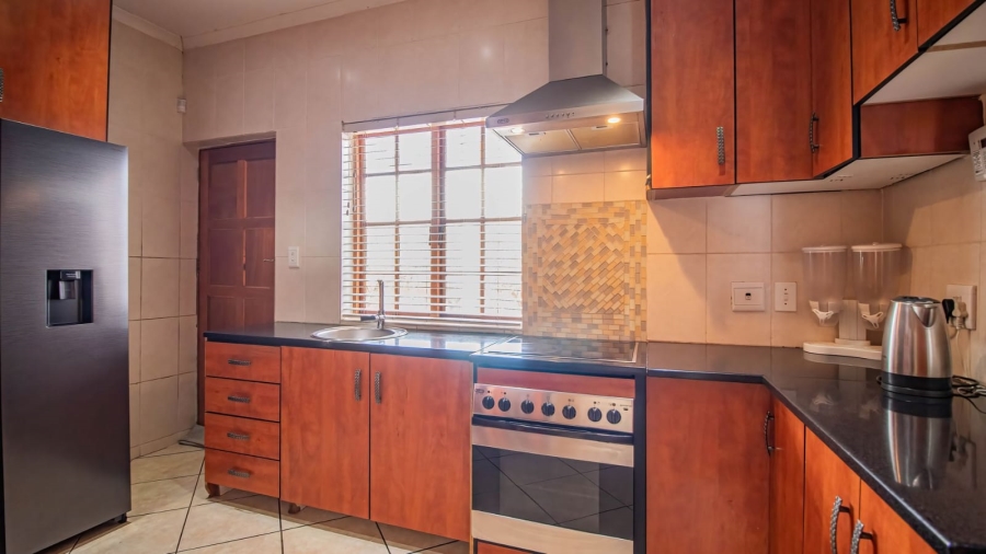 To Let 7 Bedroom Property for Rent in Mondeor Gauteng