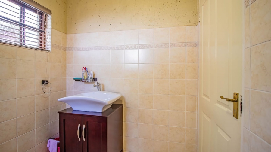 To Let 7 Bedroom Property for Rent in Mondeor Gauteng