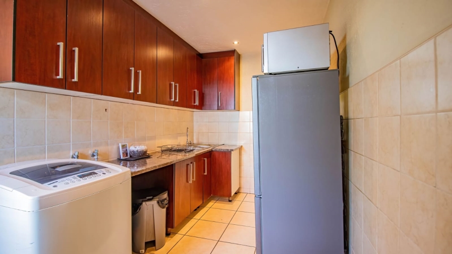 To Let 7 Bedroom Property for Rent in Mondeor Gauteng