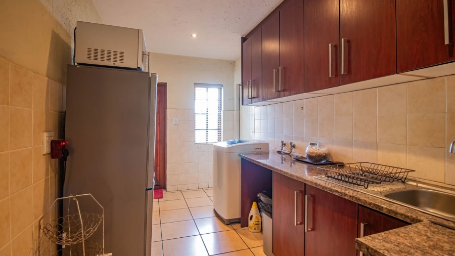 To Let 7 Bedroom Property for Rent in Mondeor Gauteng