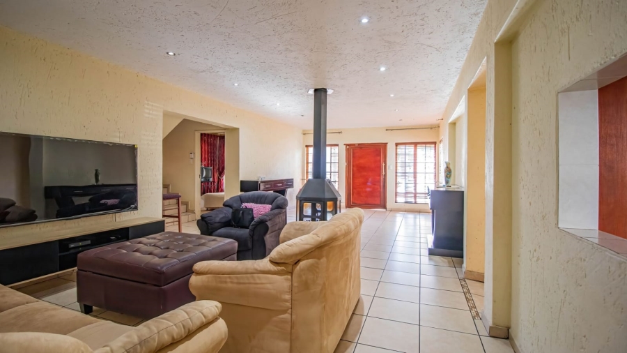 To Let 7 Bedroom Property for Rent in Mondeor Gauteng
