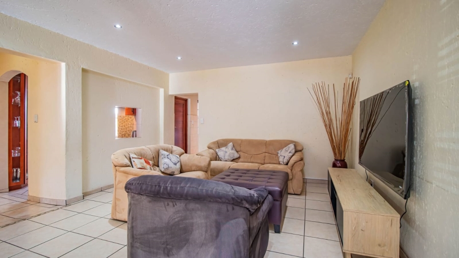 To Let 7 Bedroom Property for Rent in Mondeor Gauteng